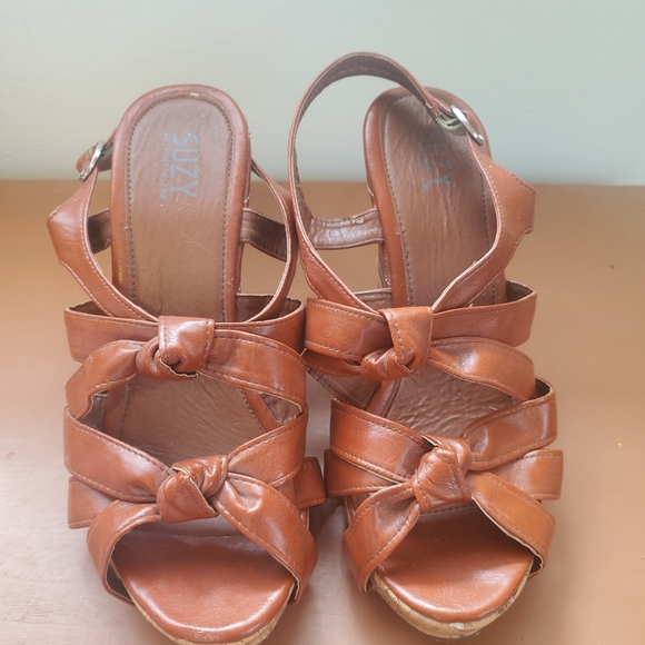 Suzy Shier Size 7 Heels - Picture 3 of 4